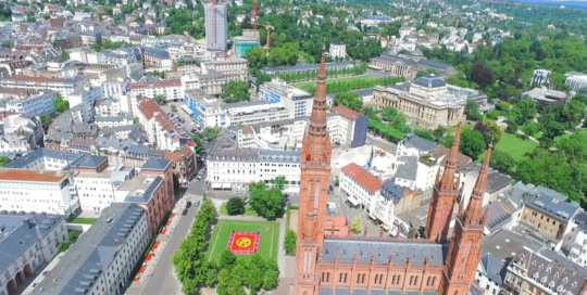 Marktkirche Wiesbaden von Oben - Drohnen Aufnahme Filme